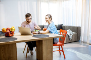5 maneras de distribuir un salón comedor según su forma