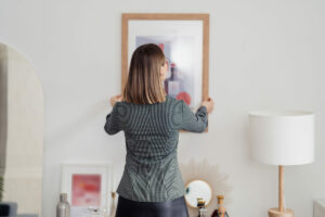 5 soluciones para colgar cuadros sin taladrar o hacer agujeros