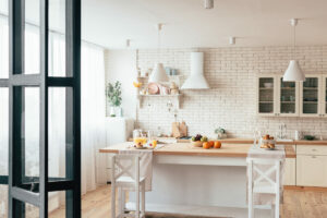 Integra la madera en la cocina para crear un ambiente más hogareño