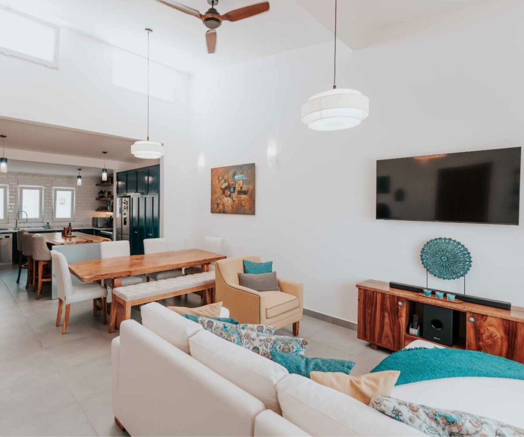 Cómo amueblar un salón alargado sin perder espacio ni luz