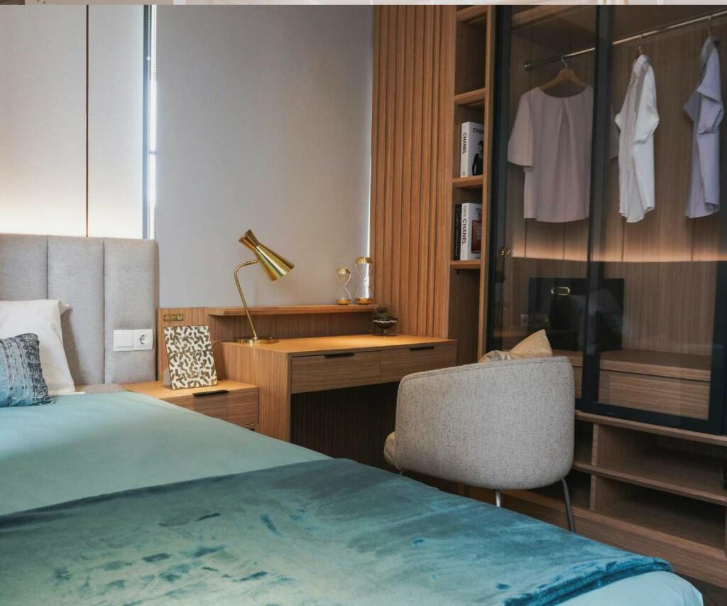 imagen-Dormitorio-pequeño-con-armario-y-escritorio-distribucion