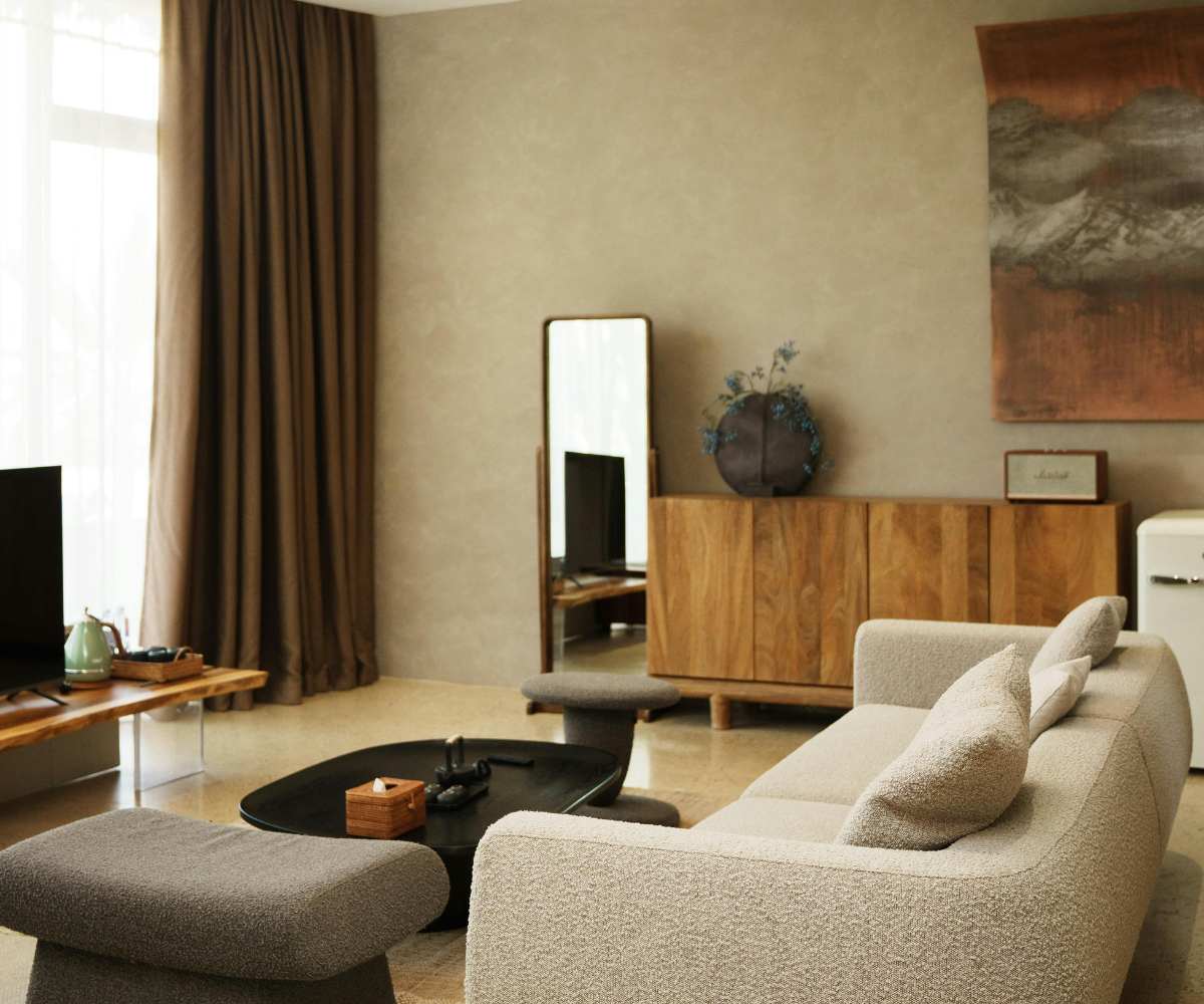 Si hay una combinación que nunca falla en decoración, es la mezcla de tonos claros y oscuros. Pero aunque combinar muebles de madera clara y negra puede transformar por completo tu salón, no siempre es fácil acertar con la elección. Por eso, te traemos los mejores tips para que puedas hacer combinaciones de revista a la vez que aportas contraste, elegancia y personalidad a tu salón. ¿Te animas con el cambio? La clave está en saber dosificar, equilibrar y jugar con los elementos adecuados para conseguir un espacio armonioso, sin resultar recargado. Lectura sugerida: Cómo combinar estilos diferentes de muebles en un mismo espacio La base está en el equilibrio visual Antes de elegir piezas concretas, hay algo fundamental que debes tener claro: el equilibrio. Cuando decides combinar muebles de madera clara y negra, estás trabajando con un contraste potente. Así que es importante distribuir bien ambos tonos en el espacio para que ninguno domine en exceso. Si apuestas por un buen equilibrio cromático en decoración tu salón respirará y no resultará pesado visualmente. Madera clara como base La madera clara aporta luz, calidez y sensación de amplitud. Por lo que lo ideal es utilizarla como base, especialmente si buscas un salón acogedor. Los muebles de madera clara modernos funcionan especialmente bien en espacios pequeños o con poca luz natural. Toques en negro para aportar contraste La madera oscura y otros materiales en negro son ideales para dar profundidad. Puedes incorporarlos en detalles como patas, estructuras o pequeños muebles auxiliares. Los detalles en negro en decoración ayudan a crear puntos de interés sin sobrecargar. Combinar muebles de madera clara y negra sin saturar el espacio Uno de los errores más comunes es añadir demasiados elementos en ambos tonos sin un hilo conductor. Para evitarlo, es recomendable mantener una base neutra en paredes y textiles. De esta forma, la combinación de madera clara y negra se convierte en protagonista sin competir con otros colores. Además, al combinar muebles de madera clara y negra, es importante respetar los espacios vacíos. Ya que el aire también forma parte del diseño. De hecho, los salones modernos equilibrados se caracterizan precisamente por esa sensación de orden y ligereza. Materiales y texturas que suavizan el contraste El contraste entre claro y oscuro puede resultar muy marcado si no se acompaña de otros materiales que lo suavicen. Incorpora textiles como lino, algodón o alfombras para equilibrar el conjunto. También puedes añadir elementos naturales como plantas y fibras vegetales. Los textiles naturales en salón aportan calidez y hacen que la combinación resulte más acogedora. Ideas prácticas para aplicar esta combinación Hay varias formas de integrar esta tendencia en tu salón sin complicarte demasiado. Puedes optar por un mueble principal en madera clara y añadir una mesa de centro o estantería en negro. Otra opción es elegir piezas que ya combinen ambos acabados. Las combinaciones de muebles bicolor son cada vez más populares porque facilitan mucho este proceso. También puedes jugar con la iluminación; las lámparas negras sobre muebles claros crean un contraste elegante y muy actual. La importancia de la coherencia en el conjunto Combinar muebles de madera clara y negra no significa mezclar estilos sin control. Es importante que todas las piezas sigan una misma línea estética. Si consigues mantener una coherencia en formas, acabados y proporciones, tu salón se verá más cuidado y mejor diseñado. Conclusión A veces, el secreto de un buen salón está en saber combinar, y no en añadir más. Y es que combinar muebles de madera clara y negra es una de las formas más efectivas de dar personalidad a tu salón y a la vez conseguir que se vea elegante. La clave está en encontrar el equilibrio, cuidar los detalles y no sobrecargar el espacio. En Molimobel.es encontrarás muebles que ya integran estas combinaciones o que te permitirán crear tu propio estilo de forma sencilla. Y si quieres ver opciones en persona o recibir asesoramiento, te esperamos en nuestra tienda de muebles en Granada.