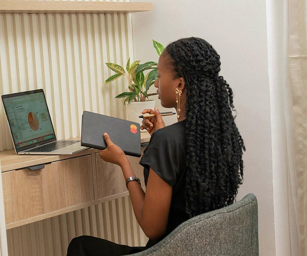 Trabajar desde casa tiene muchas ventajas, pero también plantea retos, sobre todo cuando no dispones de una habitación extra. En estos casos, crear un rincón de trabajo en el salón se convierte en la solución más práctica para mantener el equilibrio entre vida personal y profesional sin renunciar al estilo de tu hogar. La clave está en integrar este espacio de forma natural, sin que rompa la estética del salón, pero garantizando comodidad y funcionalidad. Porque sí, es posible tener un espacio de trabajo bonito, ordenado y bien pensado (incluso en el salón). Cómo integrar un rincón de trabajo en el salón sin perder estilo Antes de elegir muebles, es importante analizar el espacio disponible y definir qué necesitas realmente para trabajar cómodamente. Un rincón de trabajo en el salón debe ser práctico, pero también visualmente ligero. La idea es que se integre con el resto de la decoración sin generar sensación de desorden. Apostar por un espacio de trabajo en casa funcional te permitirá mantener la armonía del salón mientras ganas un lugar productivo en tu día a día. Muebles que te ayudan a crear un espacio práctico Elegir bien los muebles marca la diferencia entre un rincón improvisado y un espacio realmente cómodo para trabajar. Muebles de salón con escritorio incorporado Una de las opciones más actuales son los muebles híbridos. Los muebles de salón con escritorio integrado permiten crear composiciones completas donde el área de trabajo queda perfectamente integrada. Este tipo de soluciones son cada vez más frecuentes e ideales si buscas un diseño limpio y bien organizado. Estanterías y muebles auxiliares adaptados Las estanterías no solo sirven para decorar. Los muebles auxiliares para teletrabajo pueden incorporar pequeñas superficies de trabajo o módulos abatibles que se adaptan a tus necesidades. Además, ayudan a mantener todo ordenado sin ocupar demasiado espacio. Mesas esquineras para aprovechar cada rincón Si tu salón tiene zonas desaprovechadas, una mesa triangular puede ser la solución perfecta. Las mesas de escritorio esquineras permiten optimizar el espacio sin interferir en la distribución general. Alternativas prácticas para espacios reducidos No siempre es necesario añadir nuevos muebles. A veces, la clave está en reinterpretar lo que ya tienes. Una opción muy práctica es utilizar parte de la mesa del comedor como escritorio. Muchas veces está libre durante gran parte del día, por lo que puede convertirse en un espacio de trabajo temporal. Otra alternativa es apostar por mesas plegables de pared, que puedes abrir solo cuando las necesites y mantener ocultas el resto del tiempo. Claves para un rincón de trabajo cómodo y productivo Más allá de los muebles, hay ciertos detalles que marcan la diferencia. Aprovechar la luz natural Colocar el escritorio cerca de una ventana mejora la concentración y reduce la fatiga visual. Los espacios de trabajo con luz natural son siempre más agradables y saludables. Delimitar visualmente el espacio Para que el rincón no se mezcle con el resto del salón, puedes utilizar elementos decorativos. Una alfombra, un cambio de color en la pared o un papel pintado ayudan a crear una zona diferenciada. Los trucos para separar ambientes sin obras son clave cuando trabajas en espacios compartidos. Separaciones ligeras y modernas Si tienes un salón amplio, puedes ir un paso más allá. Las paredes de cristal o las grandes puertas correderas permiten separar sin perder luz. Las puertas de vidrio para separar espacios son una solución muy actual que aporta privacidad sin reducir la sensación de amplitud. Inspírate y crea un espacio a tu medida Cada hogar es diferente, por eso lo importante es adaptar las ideas a tu estilo de vida. Con estas ideas de muebles para crear un rincón de trabajo en el salón, y estos tips para decorar una oficina en casa, podrás disfrutar de un espacio cómodo y funcional, totalmente adaptado a tus necesidades. Conclusión Crear un rincón de trabajo en el salón es una solución cada vez más habitual, especialmente en viviendas donde el espacio es limitado. La buena noticia es que con los muebles adecuados y una buena planificación, puedes conseguir un espacio práctico sin renunciar al diseño. En Molimobel.es encontrarás opciones versátiles que te ayudarán a integrar tu zona de trabajo en el salón de forma natural, con soluciones adaptadas a cada tipo de hogar. Y si quieres verlas en persona o recibir asesoramiento, te esperamos en nuestra tienda de muebles en Granada.