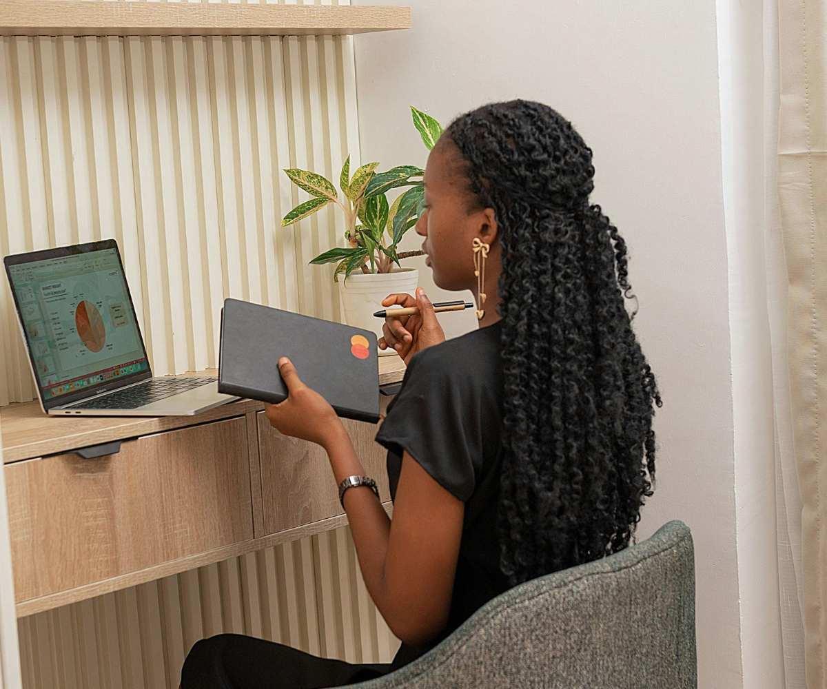 Trabajar desde casa tiene muchas ventajas, pero también plantea retos, sobre todo cuando no dispones de una habitación extra. En estos casos, crear un rincón de trabajo en el salón se convierte en la solución más práctica para mantener el equilibrio entre vida personal y profesional sin renunciar al estilo de tu hogar. La clave está en integrar este espacio de forma natural, sin que rompa la estética del salón, pero garantizando comodidad y funcionalidad. Porque sí, es posible tener un espacio de trabajo bonito, ordenado y bien pensado (incluso en el salón). Cómo integrar un rincón de trabajo en el salón sin perder estilo Antes de elegir muebles, es importante analizar el espacio disponible y definir qué necesitas realmente para trabajar cómodamente. Un rincón de trabajo en el salón debe ser práctico, pero también visualmente ligero. La idea es que se integre con el resto de la decoración sin generar sensación de desorden. Apostar por un espacio de trabajo en casa funcional te permitirá mantener la armonía del salón mientras ganas un lugar productivo en tu día a día. Muebles que te ayudan a crear un espacio práctico Elegir bien los muebles marca la diferencia entre un rincón improvisado y un espacio realmente cómodo para trabajar. Muebles de salón con escritorio incorporado Una de las opciones más actuales son los muebles híbridos. Los muebles de salón con escritorio integrado permiten crear composiciones completas donde el área de trabajo queda perfectamente integrada. Este tipo de soluciones son cada vez más frecuentes e ideales si buscas un diseño limpio y bien organizado. Estanterías y muebles auxiliares adaptados Las estanterías no solo sirven para decorar. Los muebles auxiliares para teletrabajo pueden incorporar pequeñas superficies de trabajo o módulos abatibles que se adaptan a tus necesidades. Además, ayudan a mantener todo ordenado sin ocupar demasiado espacio. Mesas esquineras para aprovechar cada rincón Si tu salón tiene zonas desaprovechadas, una mesa triangular puede ser la solución perfecta. Las mesas de escritorio esquineras permiten optimizar el espacio sin interferir en la distribución general. Alternativas prácticas para espacios reducidos No siempre es necesario añadir nuevos muebles. A veces, la clave está en reinterpretar lo que ya tienes. Una opción muy práctica es utilizar parte de la mesa del comedor como escritorio. Muchas veces está libre durante gran parte del día, por lo que puede convertirse en un espacio de trabajo temporal. Otra alternativa es apostar por mesas plegables de pared, que puedes abrir solo cuando las necesites y mantener ocultas el resto del tiempo. Claves para un rincón de trabajo cómodo y productivo Más allá de los muebles, hay ciertos detalles que marcan la diferencia. Aprovechar la luz natural Colocar el escritorio cerca de una ventana mejora la concentración y reduce la fatiga visual. Los espacios de trabajo con luz natural son siempre más agradables y saludables. Delimitar visualmente el espacio Para que el rincón no se mezcle con el resto del salón, puedes utilizar elementos decorativos. Una alfombra, un cambio de color en la pared o un papel pintado ayudan a crear una zona diferenciada. Los trucos para separar ambientes sin obras son clave cuando trabajas en espacios compartidos. Separaciones ligeras y modernas Si tienes un salón amplio, puedes ir un paso más allá. Las paredes de cristal o las grandes puertas correderas permiten separar sin perder luz. Las puertas de vidrio para separar espacios son una solución muy actual que aporta privacidad sin reducir la sensación de amplitud. Inspírate y crea un espacio a tu medida Cada hogar es diferente, por eso lo importante es adaptar las ideas a tu estilo de vida. Con estas ideas de muebles para crear un rincón de trabajo en el salón, y estos tips para decorar una oficina en casa, podrás disfrutar de un espacio cómodo y funcional, totalmente adaptado a tus necesidades. Conclusión Crear un rincón de trabajo en el salón es una solución cada vez más habitual, especialmente en viviendas donde el espacio es limitado. La buena noticia es que con los muebles adecuados y una buena planificación, puedes conseguir un espacio práctico sin renunciar al diseño. En Molimobel.es encontrarás opciones versátiles que te ayudarán a integrar tu zona de trabajo en el salón de forma natural, con soluciones adaptadas a cada tipo de hogar. Y si quieres verlas en persona o recibir asesoramiento, te esperamos en nuestra tienda de muebles en Granada.