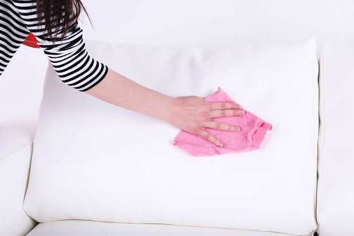 Coronavirus: Pasos para limpiar la tapicería de un sofá