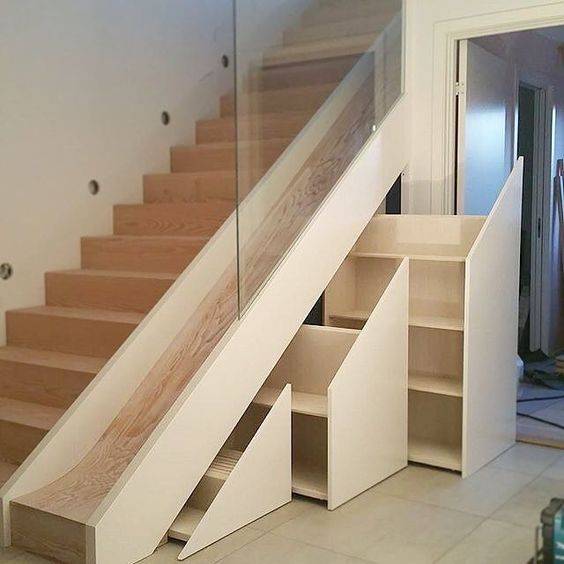 ¿Cómo aprovechar el espacio de debajo de la escalera?