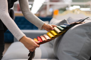 Las mejores telas para tapizar tus sofás, butacas y sillas